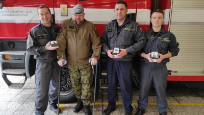 Rok od nehody přijel poděkovat hasičům za záchranu svého života. Každému z nich daroval hodinky