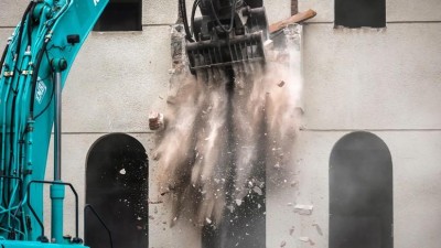 Do starého sirotčince se zakously bourací stroje