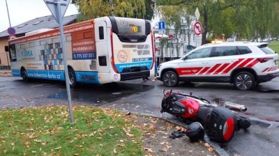 Motocykl se střetl s autobusem v Pardubicích, v Zálší havarovalo auto
