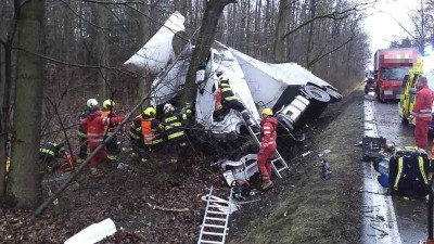 Tragický náraz: Spolujezdec vylétl z lůžka v kabině hlavou proti stromu