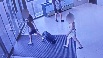 Muž nechal svůj velký kufr před prodejnou a šel pohodlně nakupovat. A pak se rozjel celkem zajímavý příběh
