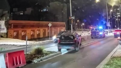 Auto zničilo sloup veřejn&eacute;ho osvětlen&iacute;.  Dnes bude instalov&aacute;n nov&yacute;, dojde k omezen&iacute; dopravy