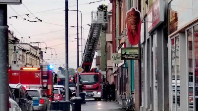 Na Višňovce se dnes dopoledne z okna bytu do ulice valil dým