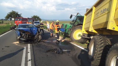 Traktor přišel po střetu s osobním vozidlem o kolo