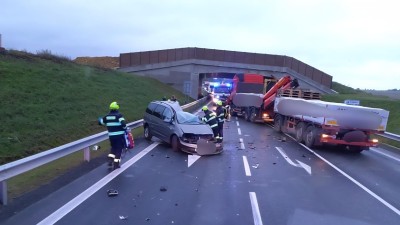 Tragická nehoda osobního a nákladního auta uzavřela silnici u Janova