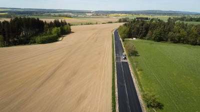 Další tři kilometry opravené silnice, také nová kruhová křižovatka v úseku Gajer - Hřebeč je v provozu od tohoto týdne