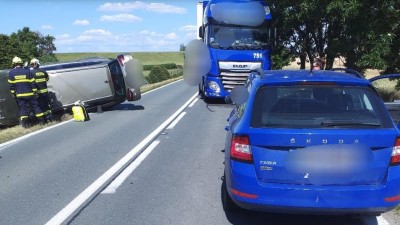 V Sezemicích bourala dvě osobní auta s kamionem