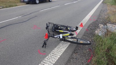 Policisté hledají svědky nehody, co se stala mezi obcemi Tisovec a Dřeveš, po níž byla cyklistka transportována vrtulníkem do nemocnice 