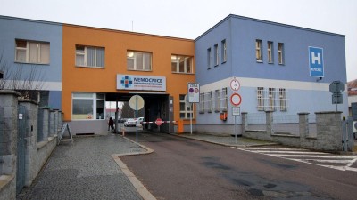 N&aacute;v&scaron;těvy v nemocnic&iacute;ch se vrac&iacute; do běžn&eacute;ho režimu