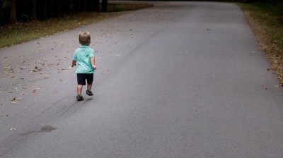 Dvou a půl letý kluk se vydal sám na obhlídku města