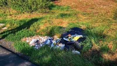 Úklid odpadků na silnicích i okolo nich stojí miliony ročně. Lidé také odcizili nebo zničili 343 sněžných tyčí