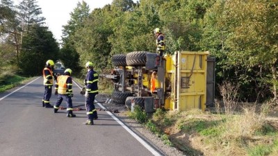 Obrazem:  Prázdný návěs za traktorem se překulil na bok mimo silnici