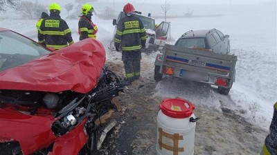 Nehoda u Rudoltic, vyproštění vozidla a pád stromu. Nečekaná sněhová nadílka zaměstnala dobrovolné hasiče