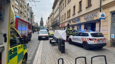 Defibrilátor v rukách strážníků zachraňoval v centru Pardubic lidský život