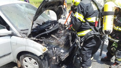 Auto přestalo jet, tak řidič zastavil a z vozu vystoupil, sotva tak učinil, z auta vyšlehly plameny
