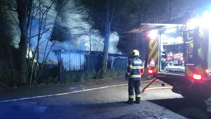 Hořící rekreační objekt. Foto: HZS Pardubického kraje