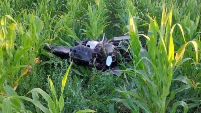 Motorkář vyletěl ze silnice, skončil v poli