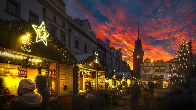 Letos zdobí Pardubice sto a třiatřicet světelných dekorací na stožárech, čtrnáct prostorových 3D prvků i dlouhý světelný nápis