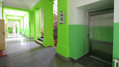 Základní škola Školní náměstí v Chrudimi má nově výtah a stala se bezbariérovou