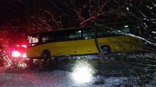 Autobus mezi stromy, kamion mimo komunikaci, auto v potoce, silnice jsou zrádné, jezděte opatrně