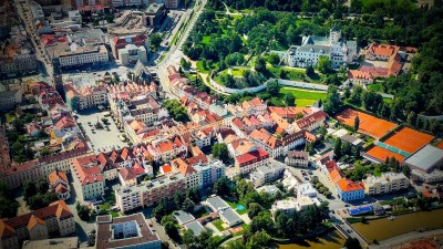 Rozpočet Pardubice na rok 2026: T&eacute;měř 2 miliardy korun půjdou do investic do &scaron;kolstv&iacute;, dopravy, soci&aacute;ln&iacute;ch služeb, bydlen&iacute; i&nbsp;veřejn&eacute;ho prostoru