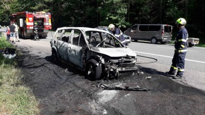 Auto za jízdy začalo hořet, posádka prchala před plameny