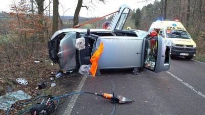 Automobil skončil u obce Vápenný Podol na boku. Pro zraněného letěl vrtulník