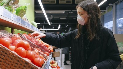 V Česku končí respirátory v obchodech, restauracích, školách či hledištích. Nosit je ale musíte ještě na pár místech