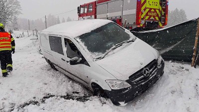 Hasiči se nezastaví! První adventní neděle je ve znamení vyprošťování automobilů