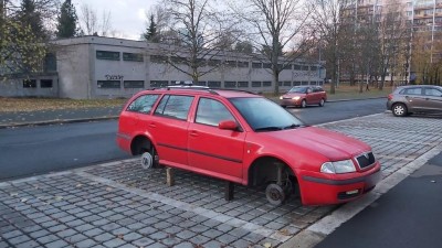 Ani se nenadál a měl auto vyzuté z pneumatik