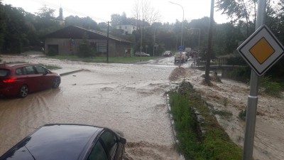 Z ulice se stala řeka! Za hodinu měli hasiči 13krát poplach