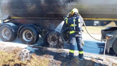 Defekt pneumatiky na návěsu kamionu způsobil požár