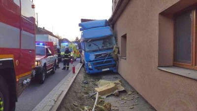 Kamion vystřelil v Sopotnici ze silnice a narazil do rodinného domu