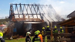 V obci Hluboká na Chrudimsku hořela stodola, hasiči se soustředili i na ochranu přilehlého rodinného domu