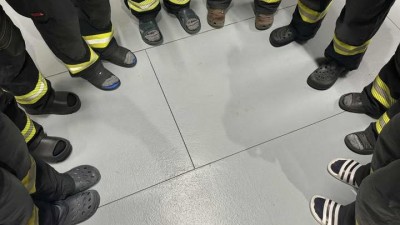 Dnes můžete na ulici potkat někoho v přezůvkách. Není roztržitý, ale připojil se k Papučovému dni, jako hasiči