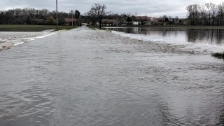 Rozvodněné řeky i potoky, dopravní nehody, záchrana muže i použití defibrilátoru, hasiči mají pernou sobotu