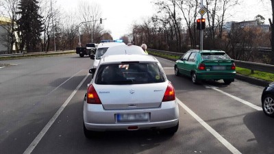 Strážníci pomohli paní, co zůstala na křižovatce, jelikož jí došlo LPG i benzín. Jinde zase s prázdnou pneumatikou