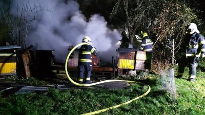 Na zahradě začaly hořet včelí úly, na pomoc přijeli hasiči