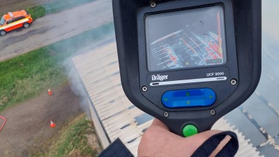 Ve skladu slámy v Dolaneh hořelo. Práci hasičům komplikovala nestabilní střecha i konstrukce, nasazeny byly drony, speciální technika, a také policejní psi