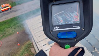Ve skladu slámy v Dolaneh hořelo. Práci hasičům komplikovala nestabilní střecha i konstrukce, nasazeny byly drony, speciální technika, a také policejní psi