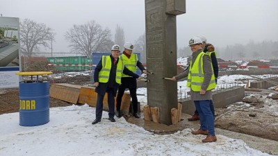 Obrazem: Na letním stadionu se pustili do stavby tribun