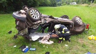 Auto se střetlo s vlakem, skončilo zmuchlané na louce, řidičku hasiči vyprošťovali