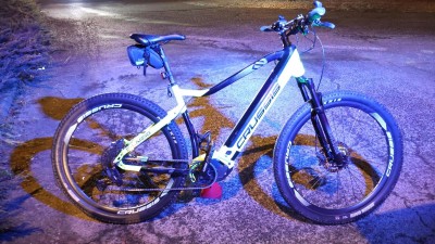 Řidič autem srazil cyklistu, na m&iacute;stě nezastavil a pokračoval v j&iacute;zdě d&aacute;l