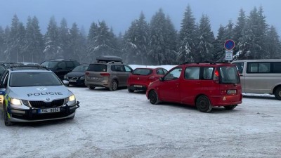 Lyžaři a další sportovci vyrazili houfně na Šerlich, parkoviště je plné