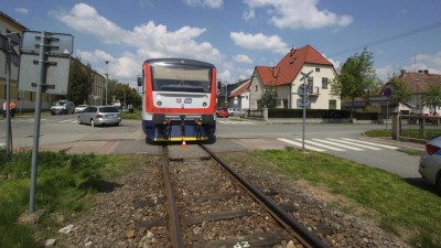 Opilý řidič vjel pod vlak. Policisté hledají svědky havárie