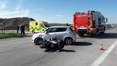 Dvě nehody motorek, požáry, záchrana poštolky, či transport pacienta. Sváteční pondělí hasiče nenechá odpočinout