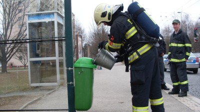 Nedopalky cigaret v posledních dvou dnech potrápily hasiče