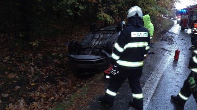 Další kolize osobního automobilu - nepříznivé počasí zaměstnává hasiče napříč kraji