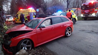 Smutný víkend: Smrt motorkáře, nehoda trolejbusu se zraněním řidiče, srážka aut i auto ve zdi