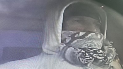 Neznámý muž odcizil platební kartu a poté z ní vybral peníze. Nepoznáváte ho? Třeba podle prstenu